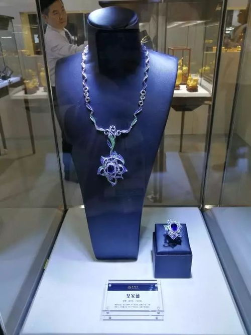 御用金器盡顯經(jīng)典傳承 五彩珠寶煥發(fā)時尚魅力——老鳳祥精品獻(xiàn)禮香港珠寶首飾展35周年