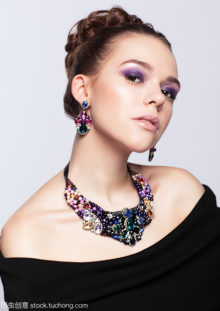 灰調背景下的璀璨 棕發女子與珠寶首飾的優雅邂逅